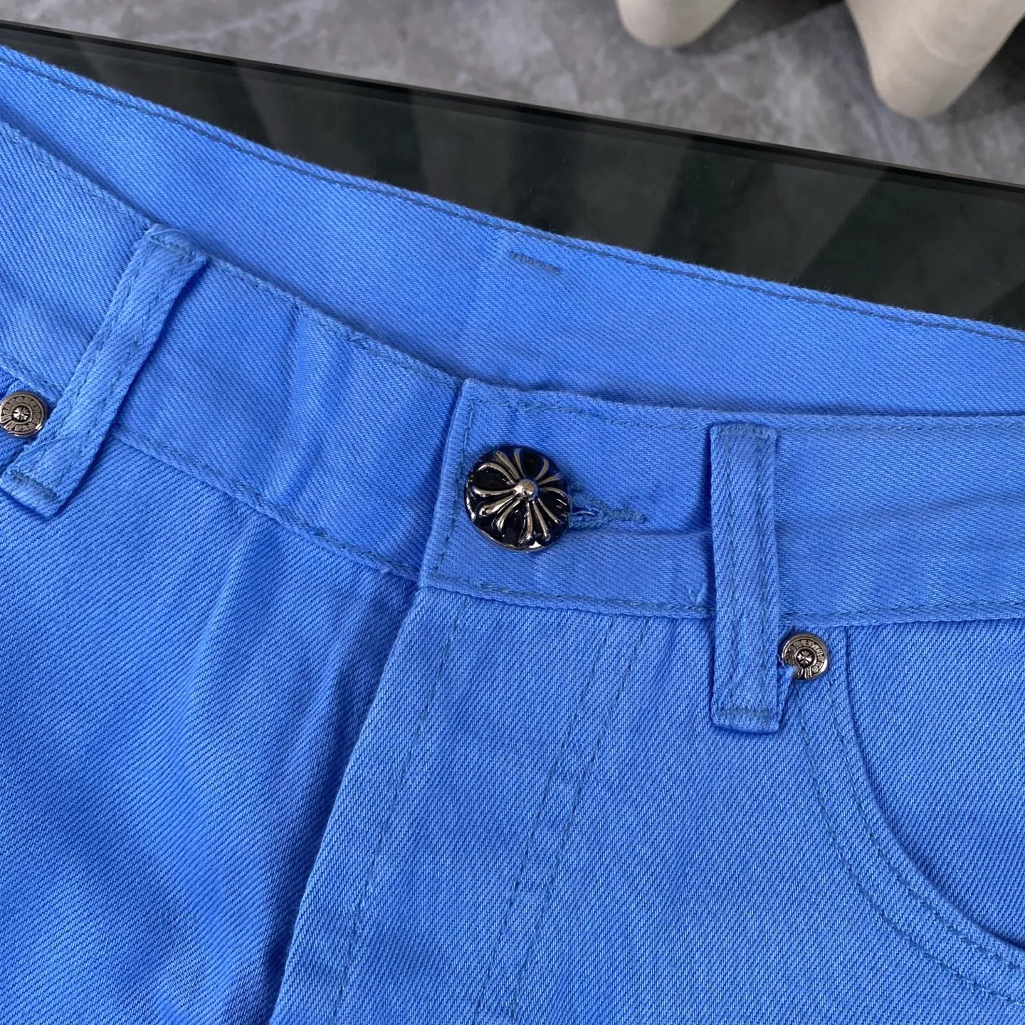 P250 chrome hearts Miami Drake limited edition blue jeans vi Top heavy industry fashionable design] Consistent high street luxury style creation. Speaking of this style, the Zangyin family and GU family are definitely the leading representative brands. Especially the Zangyin family has really achieved a state-of-the-art effect in creating high street style. The unique washed material is used to create this style. The color system is quite eye-catching. After it is decorated with patchwork cross flowers, it cleverly highlights the charm of the brand. Secondly, this style uses classic The classic high-waist cutting design highlights the long legs and fashionable temperament of the upper body. The brand is highly recognizable and the slim fit configuration is more suitable for daily wear. It is a product that interprets personality, fashion, and specifications at a glance. This single product is enough to make any fan excited. It can be a white T-shirt for youthful preppy style, or a tight suspender for lady style. It has strong matching ability and can be easily controlled by men.  [Materials and craftsmanship] Needless to say, this point goes without saying. As an excellent craftsman brand, Zangyin’s requirements for details and craftsmanship are really perfect. The washed color of this model has gone through so many processes, not to mention the embellishment of denim appliques. It is also purely hand-made and sewn. Just like what they believe in, only hand-made things have soul and have the meaning of wear. A top-notch heavy-duty fashionable denim item, I look forward to your perfect interpretation! !  Size:28-36